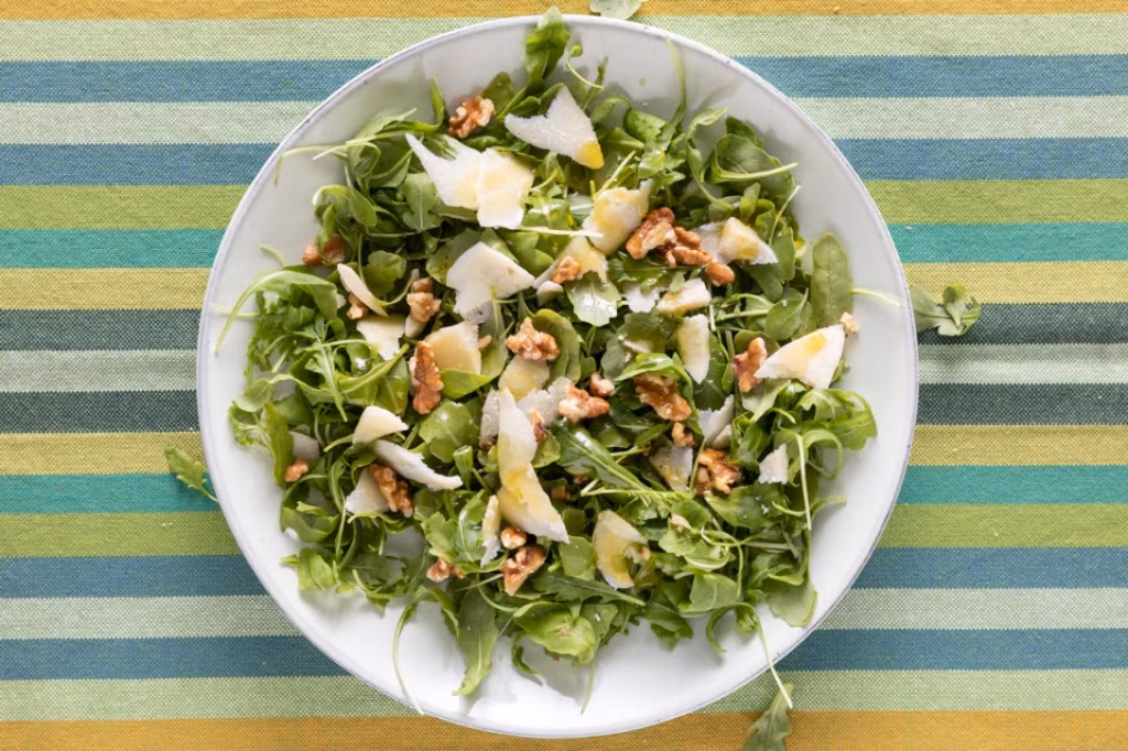 Rucola, mozzarella, noci, scaglie di grana, miele