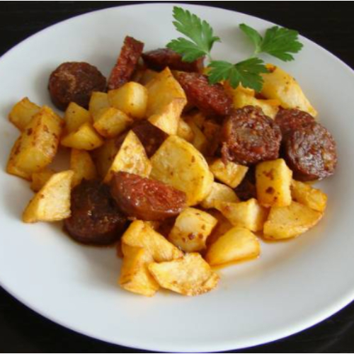 Chorizo con patatas y ensalada