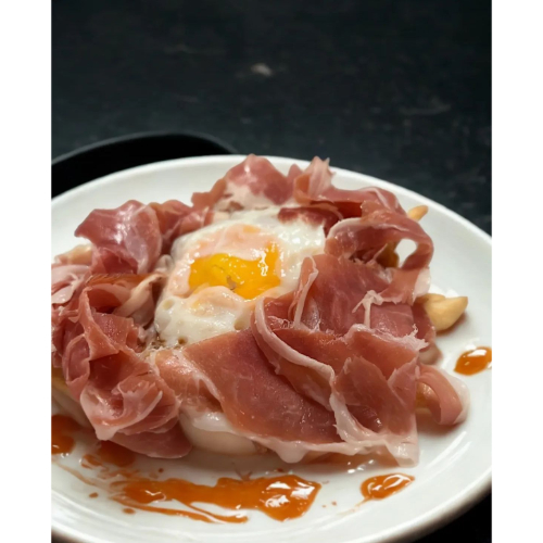Jamón serrano, huevos fritos y patatas fritas
