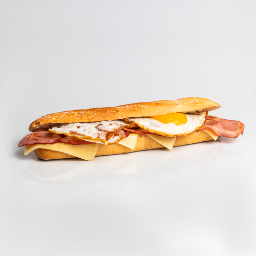 Bocadillo de bacon, queso y huevo