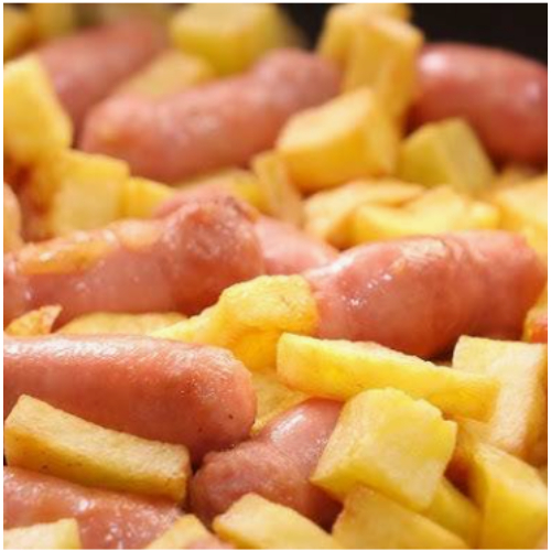 Salchichas con patatas y ensalada