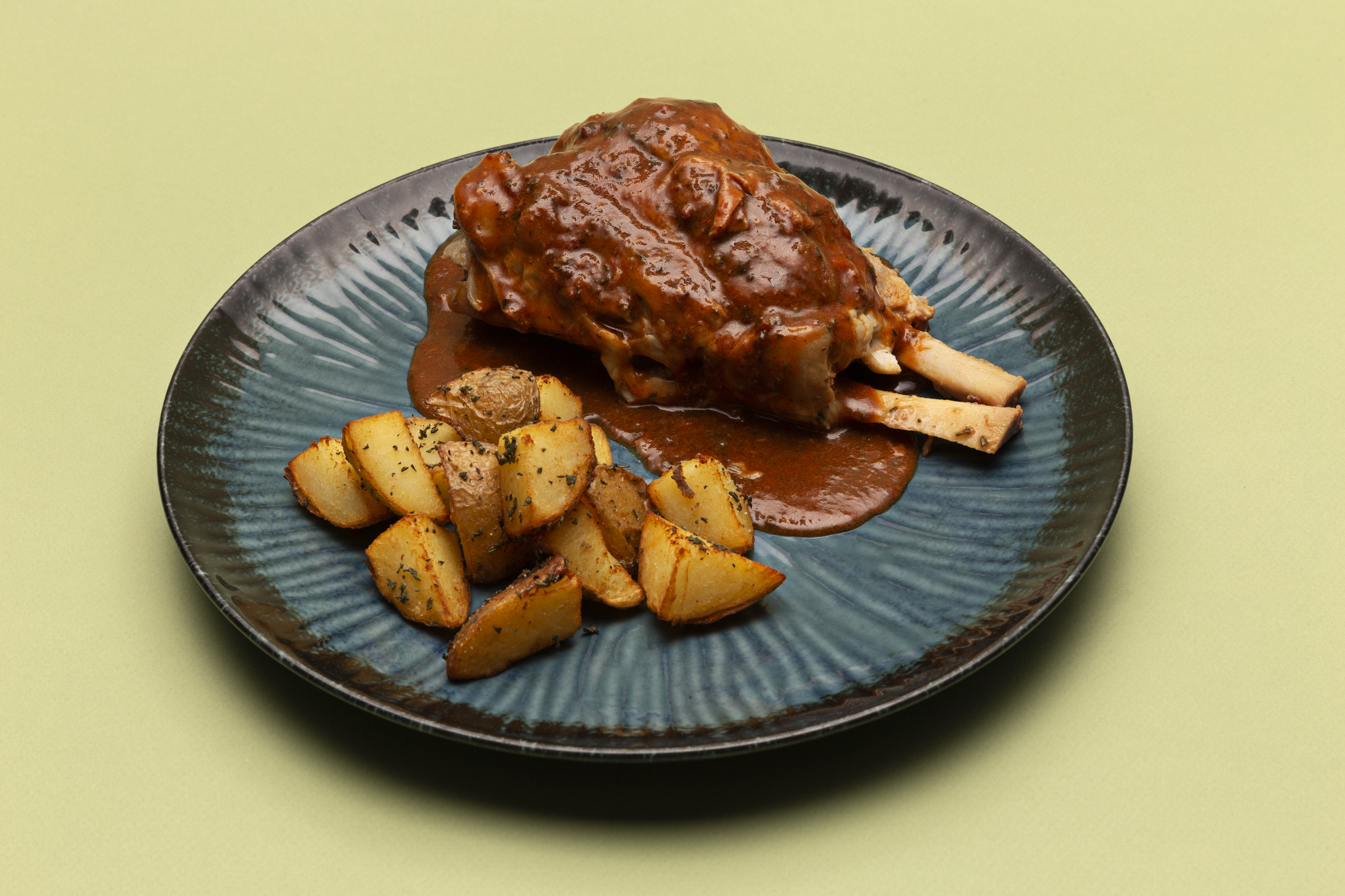 Stinco di maialino da latte al forno con patate