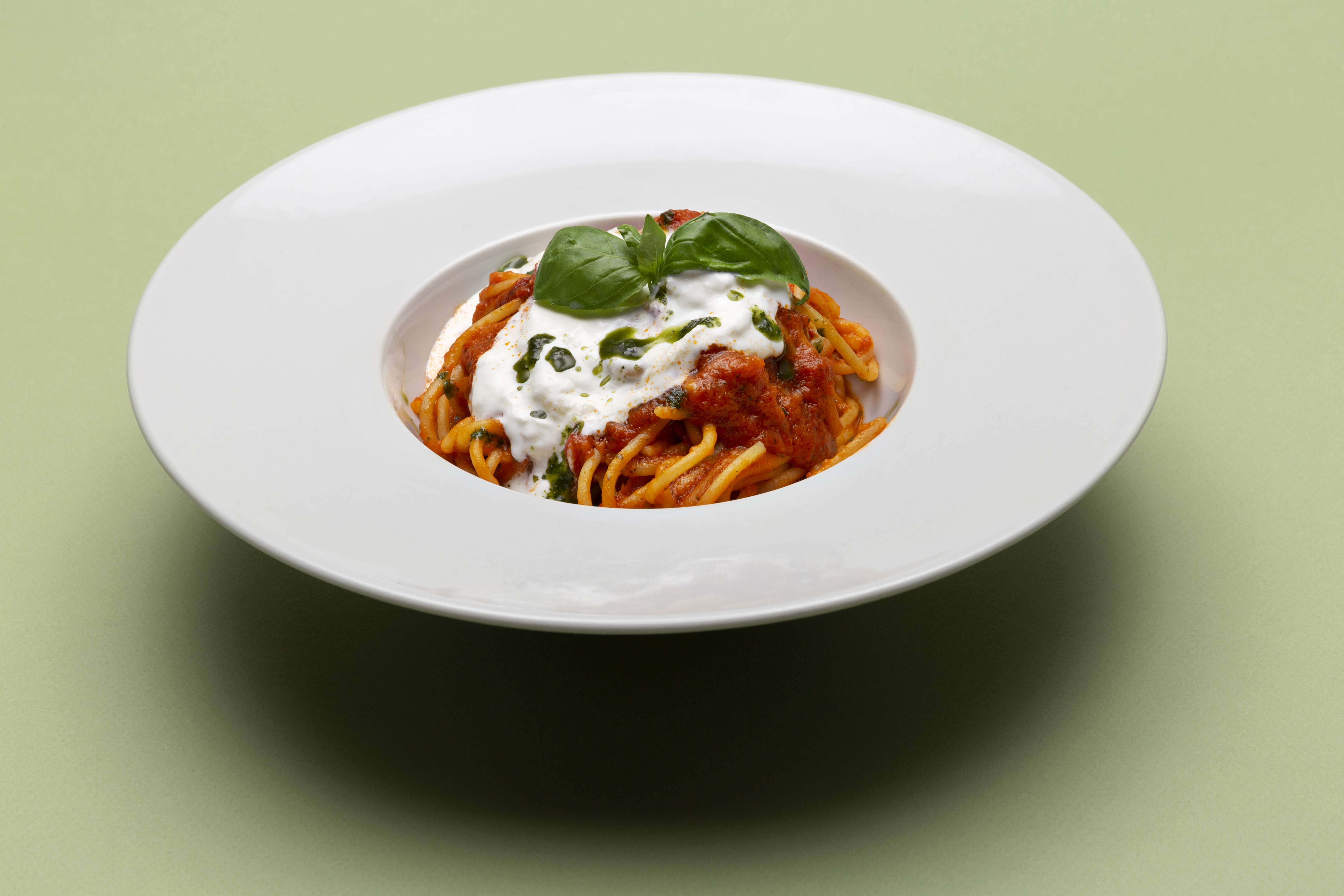 Spago al pomodoro, basilico e stracciatella di burrata