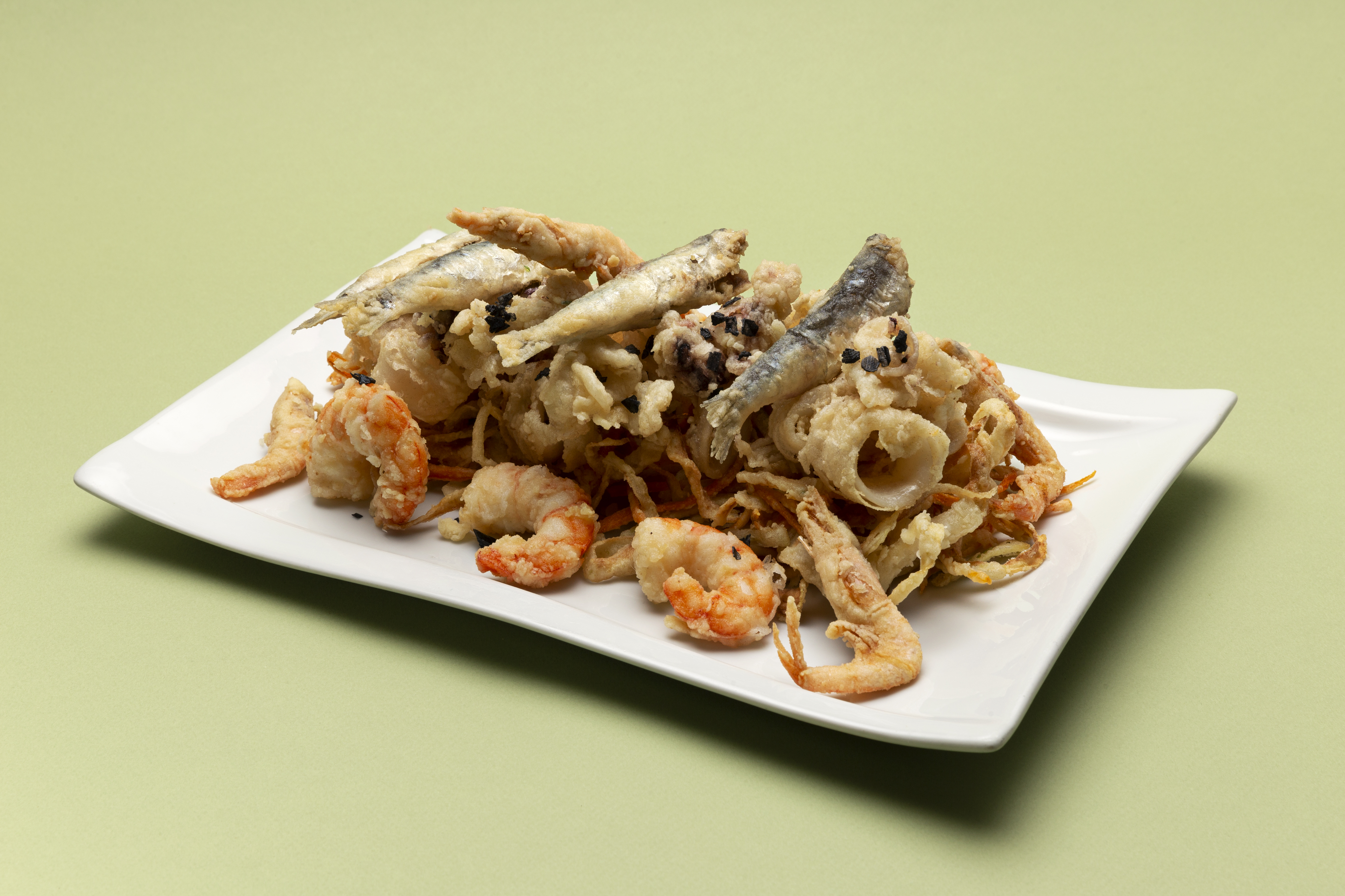 Fritto di paranza mediterranea con verdure in tempura