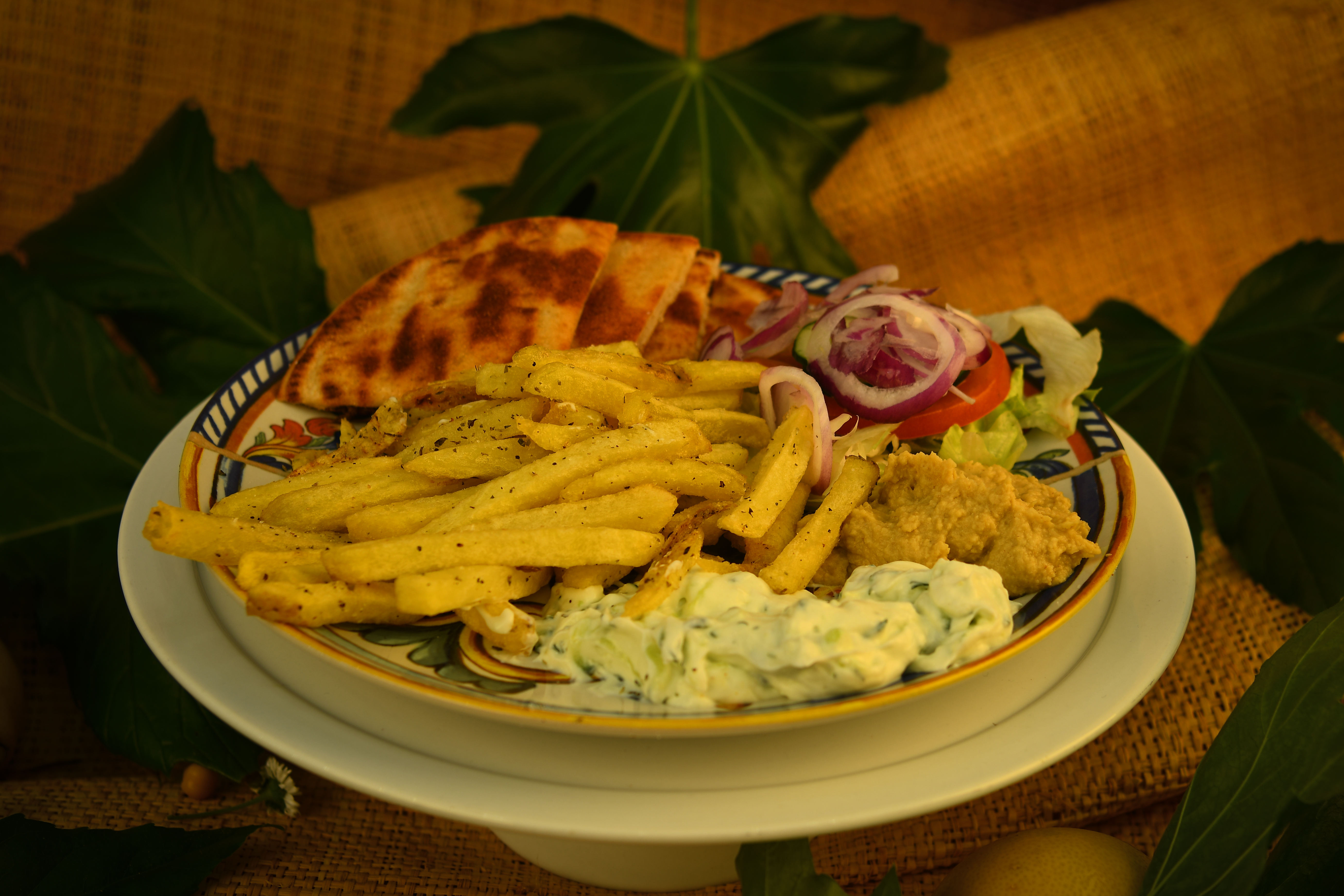 Piatto vegetariano con patatine fresche