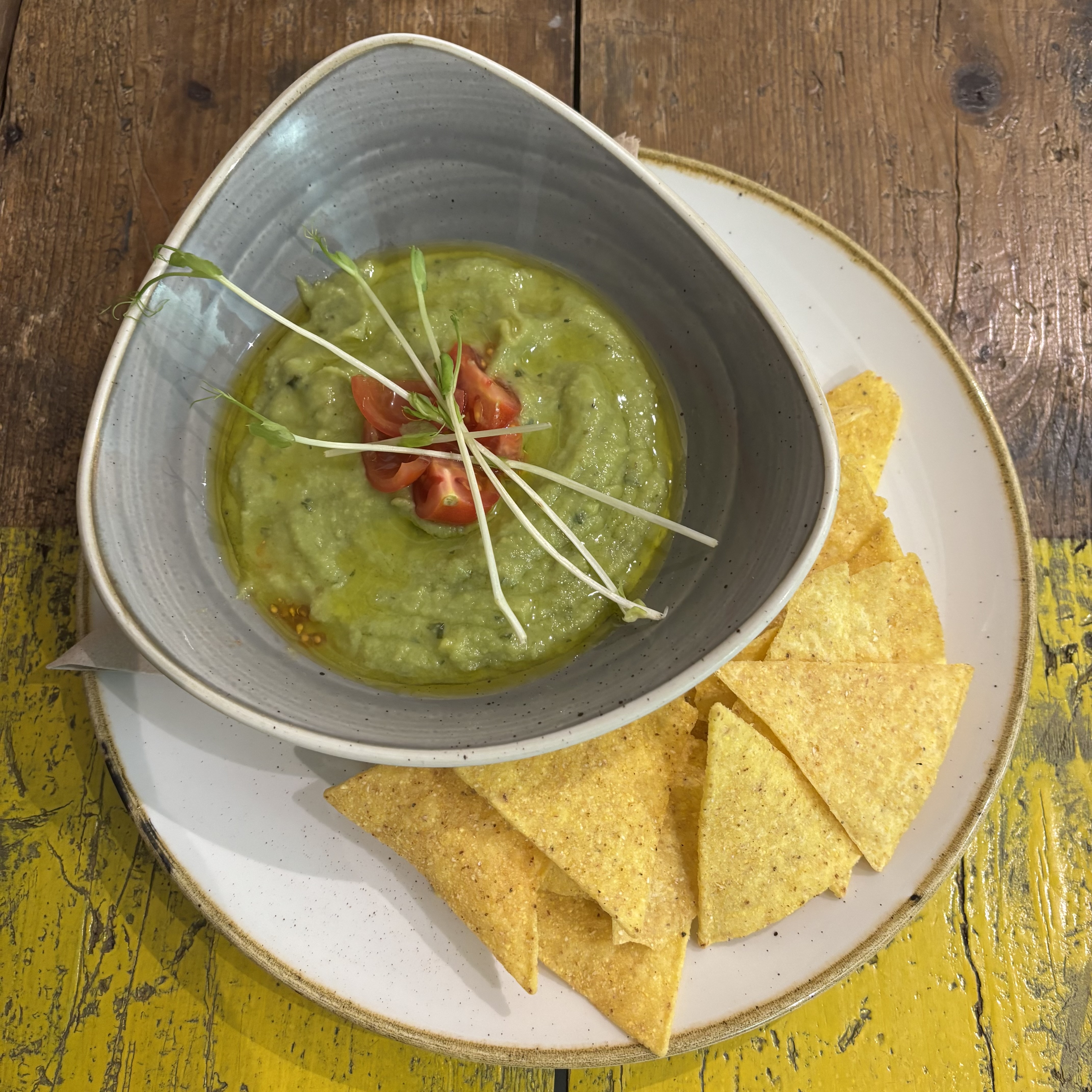 Crema di avocado e nachos