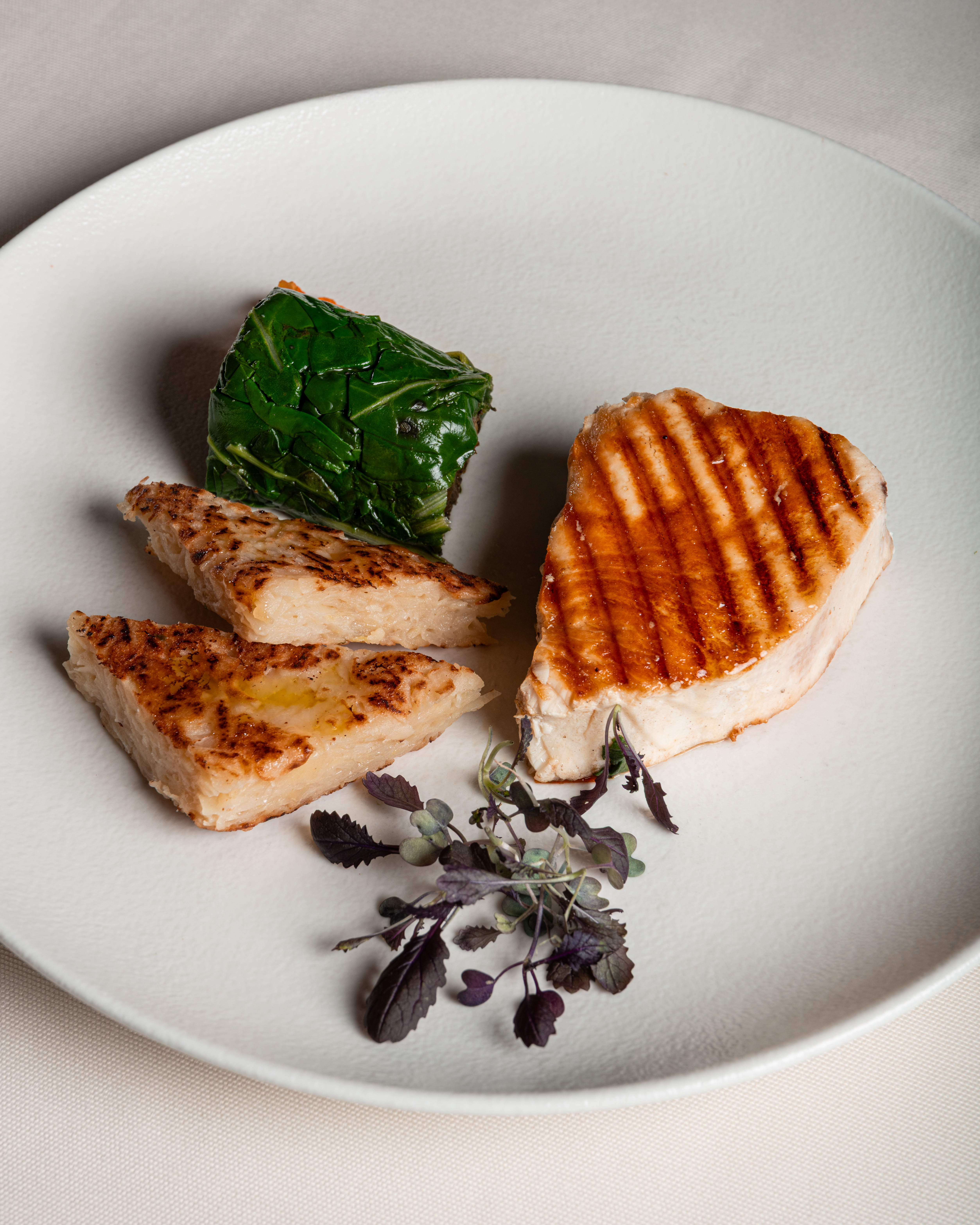 Morone alla brace con cannellone di bietola ripieno e rostie di patate