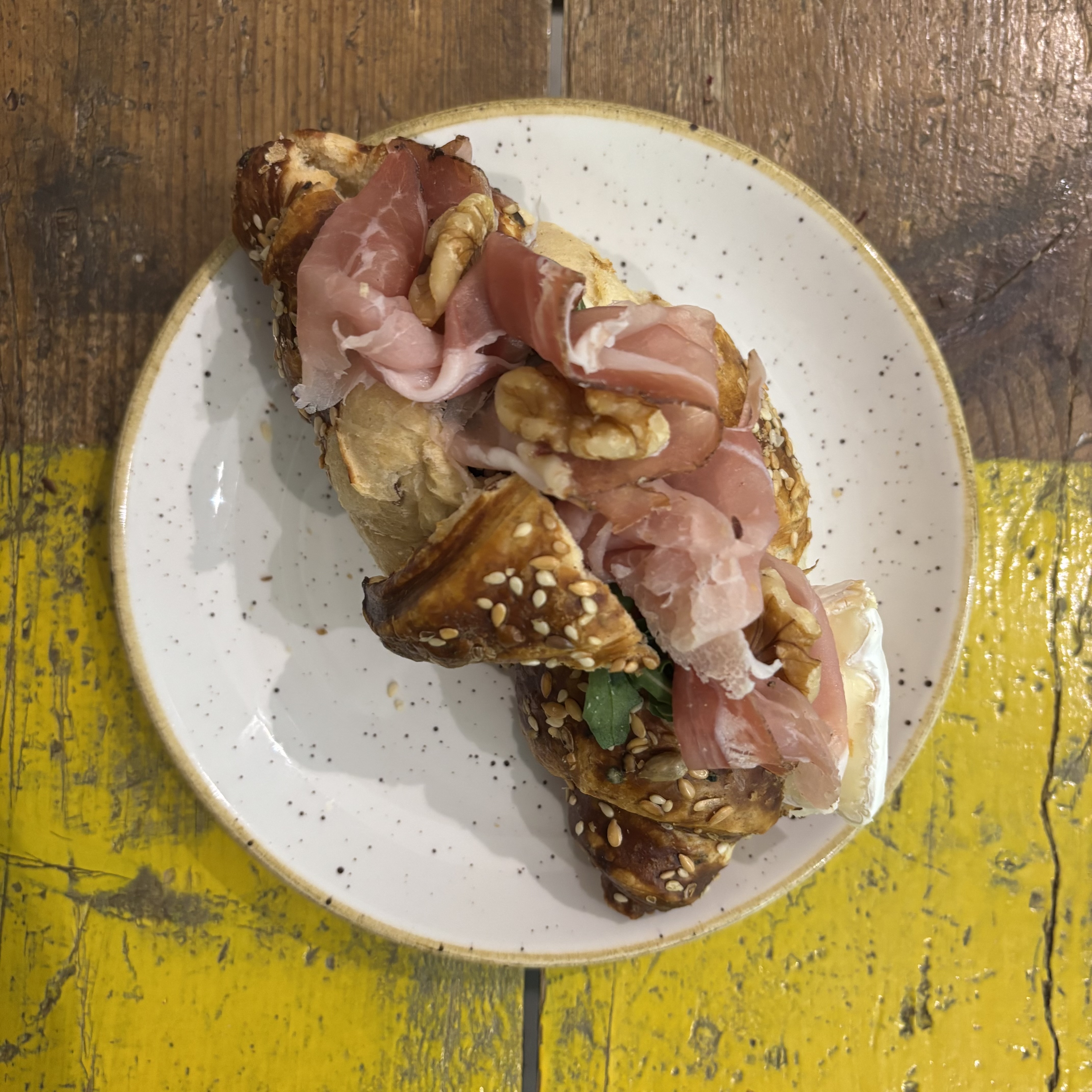 Croissant speck brie e noci