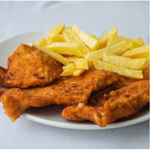 Pechuga de pollo empanada con patatas y ensalada