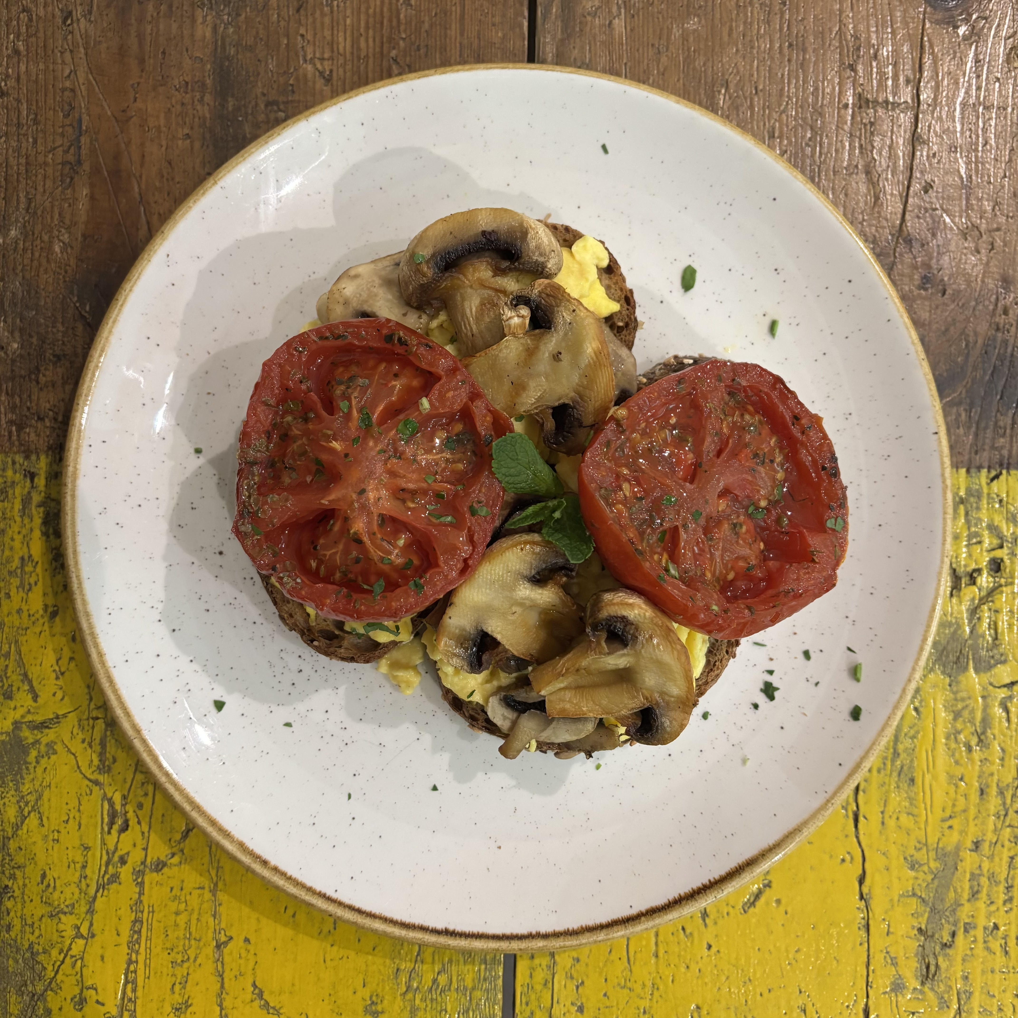 Ontoast funghi e pomodori