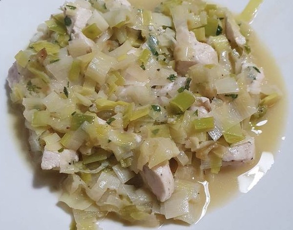 Plato de pollo con puerro a la plancha