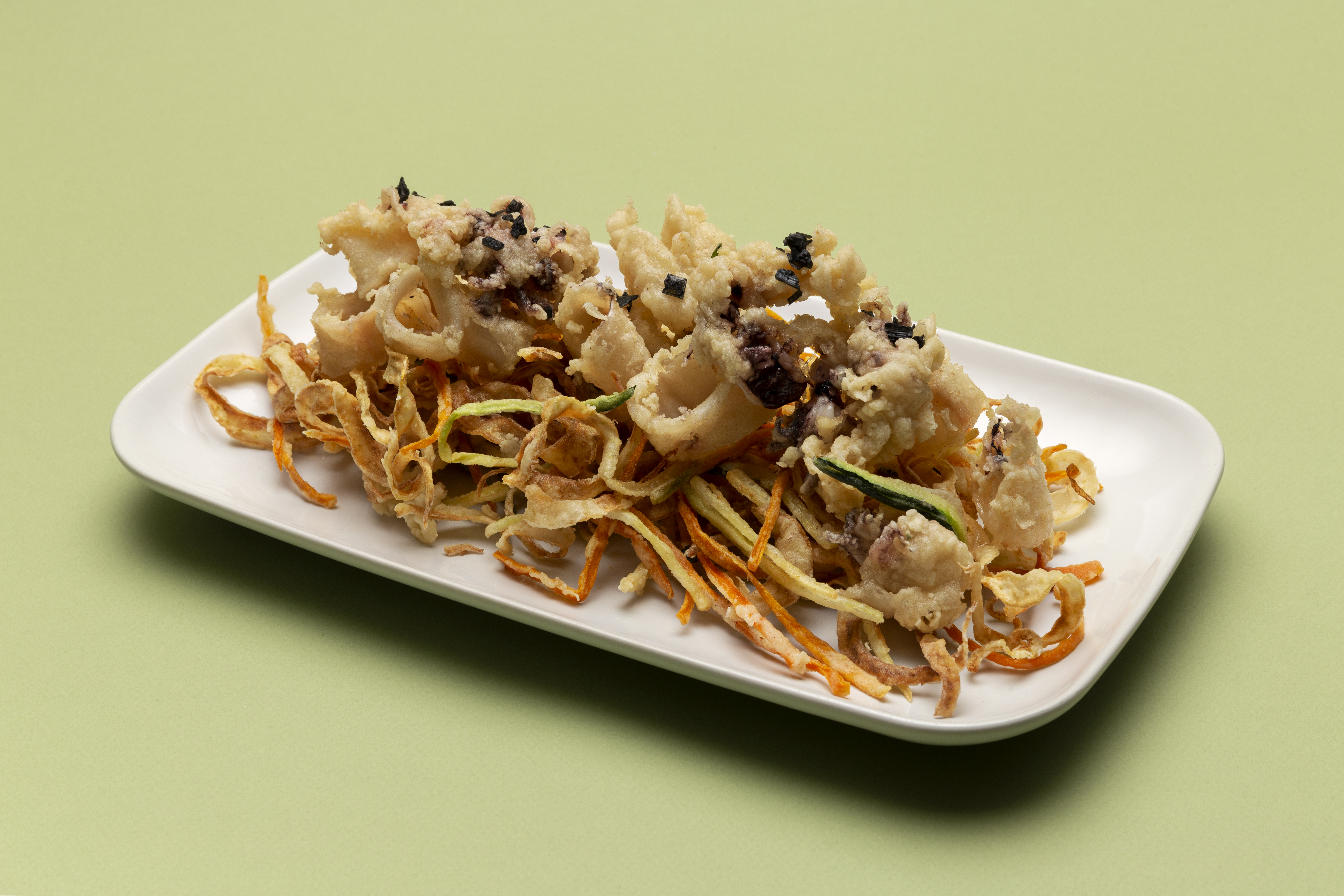 Fritto di calamari su letto di verdure in tempura