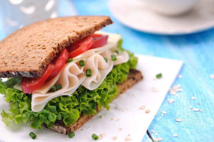 Panino tacchino, paté di olive e scamorza