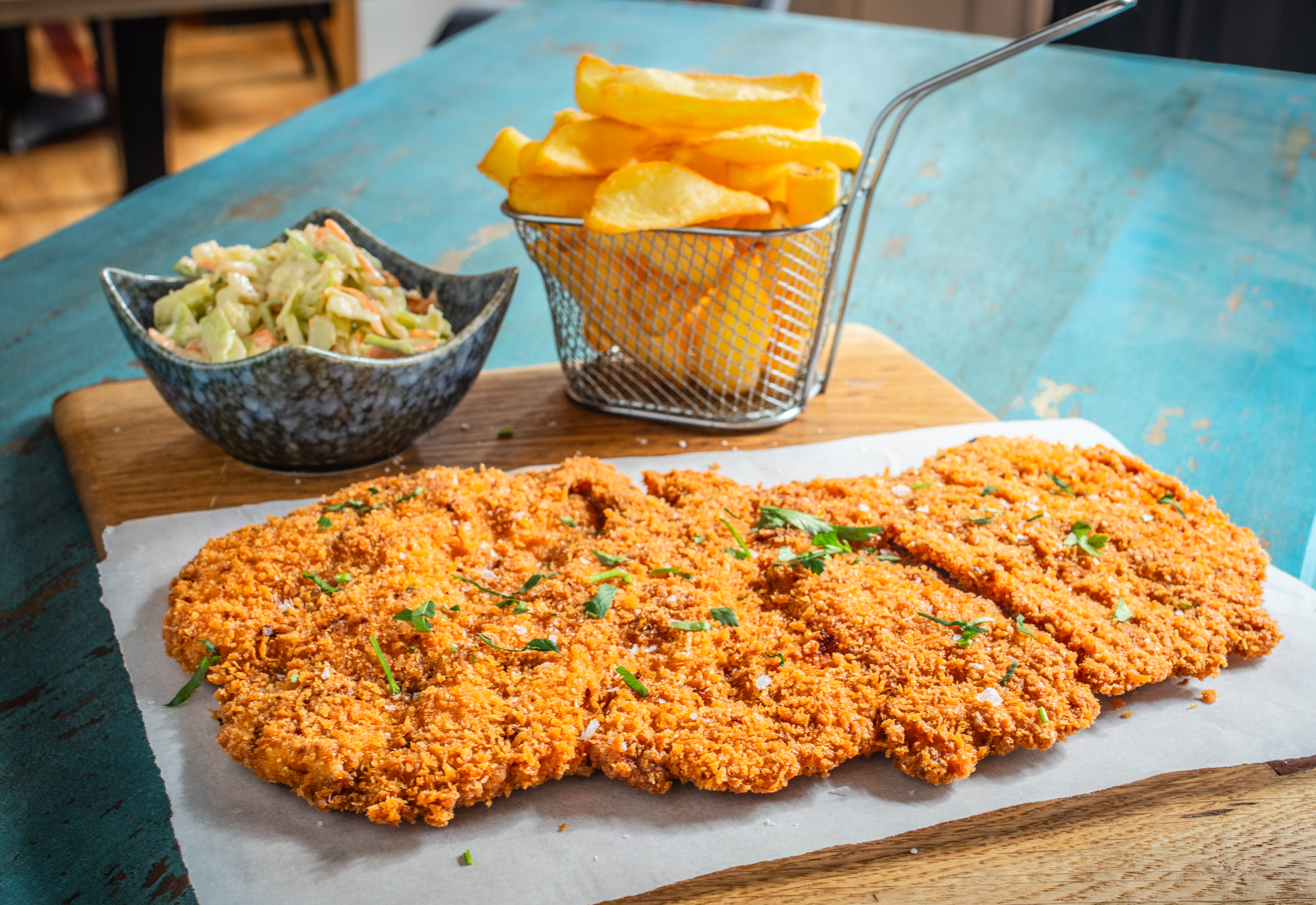 Șnițel de pui cu cartofi prajiti