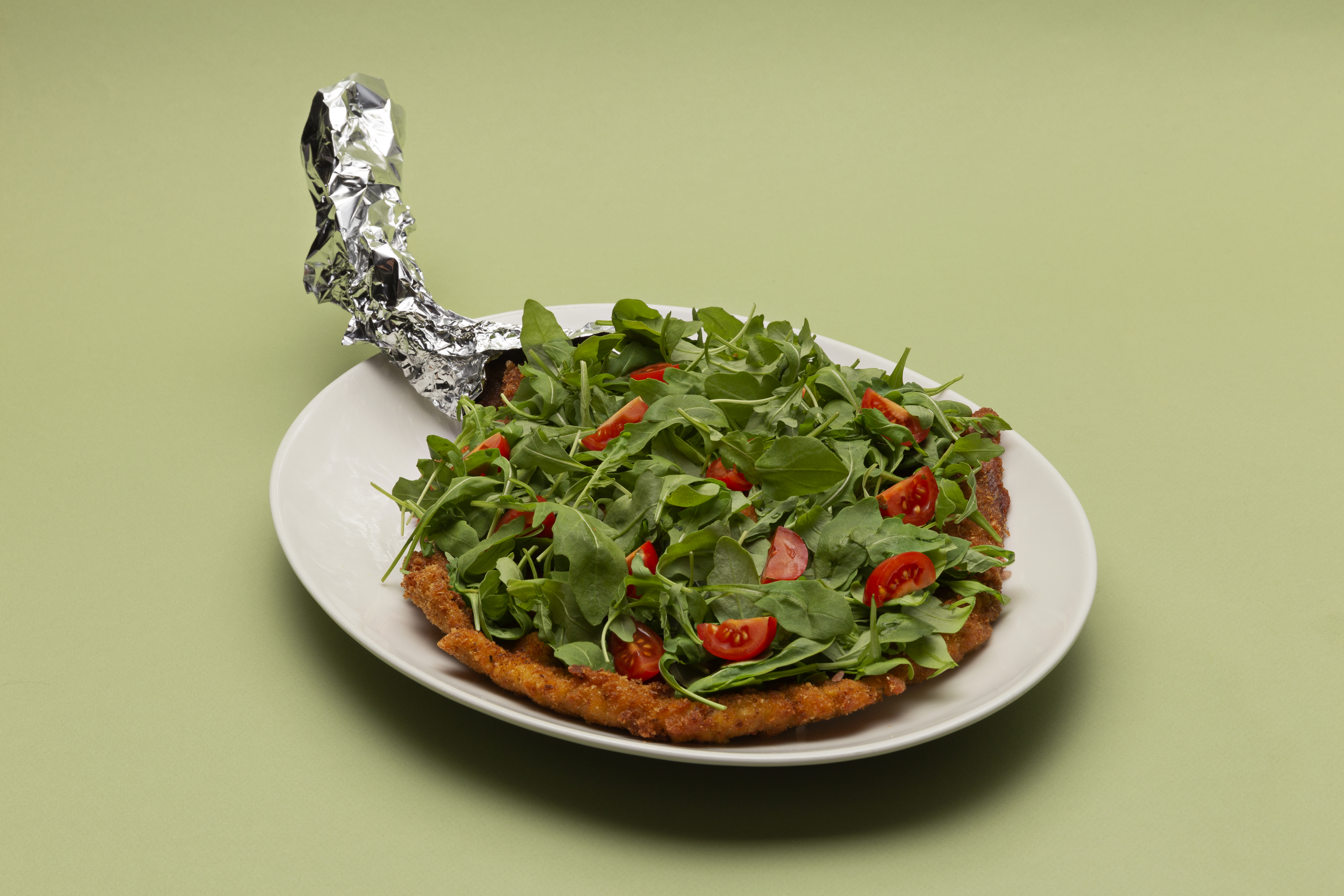 Orecchia di elefante vestita con rucola e pomodorini