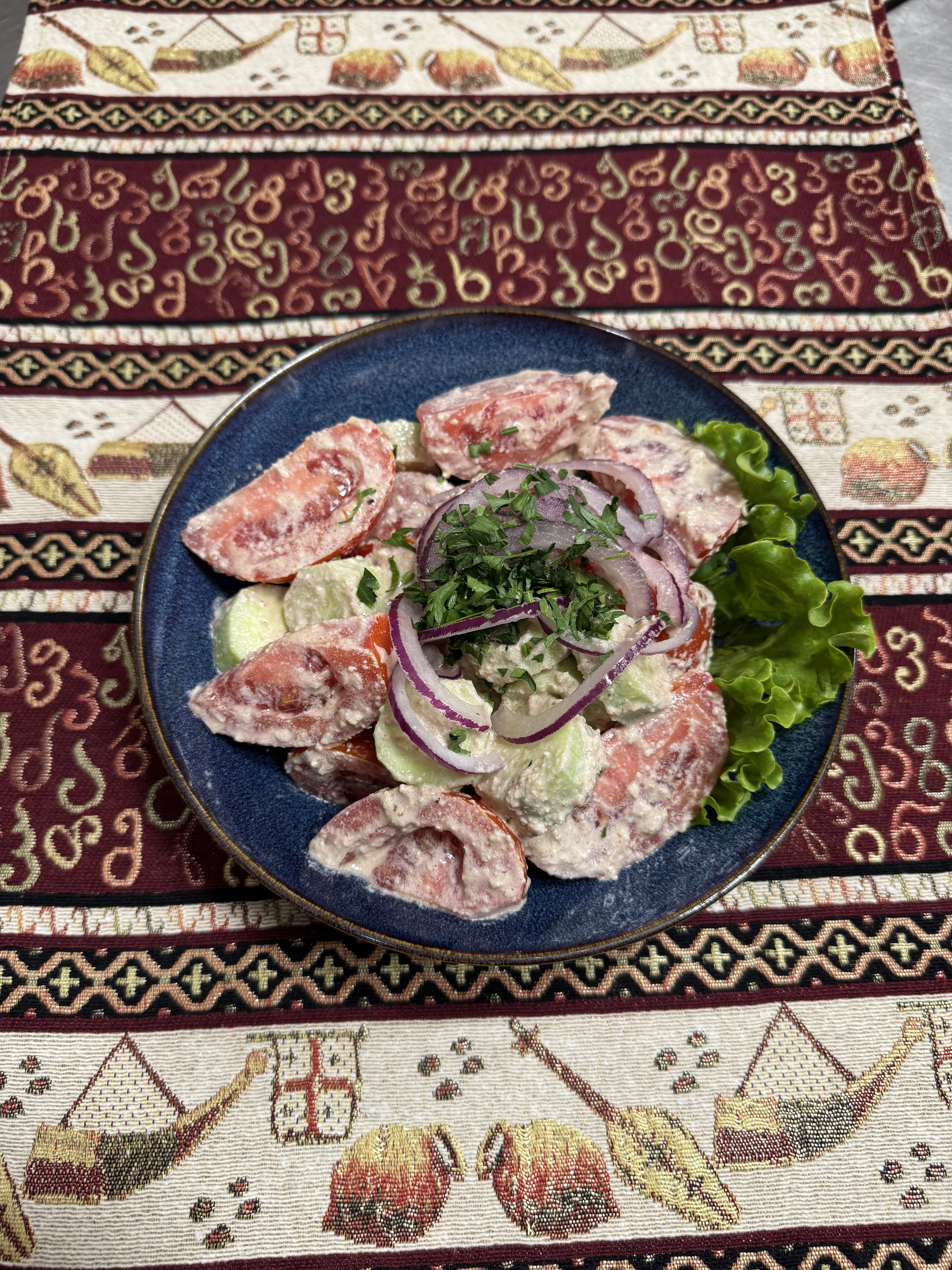 Insalata tipica georgiana con crema di noci