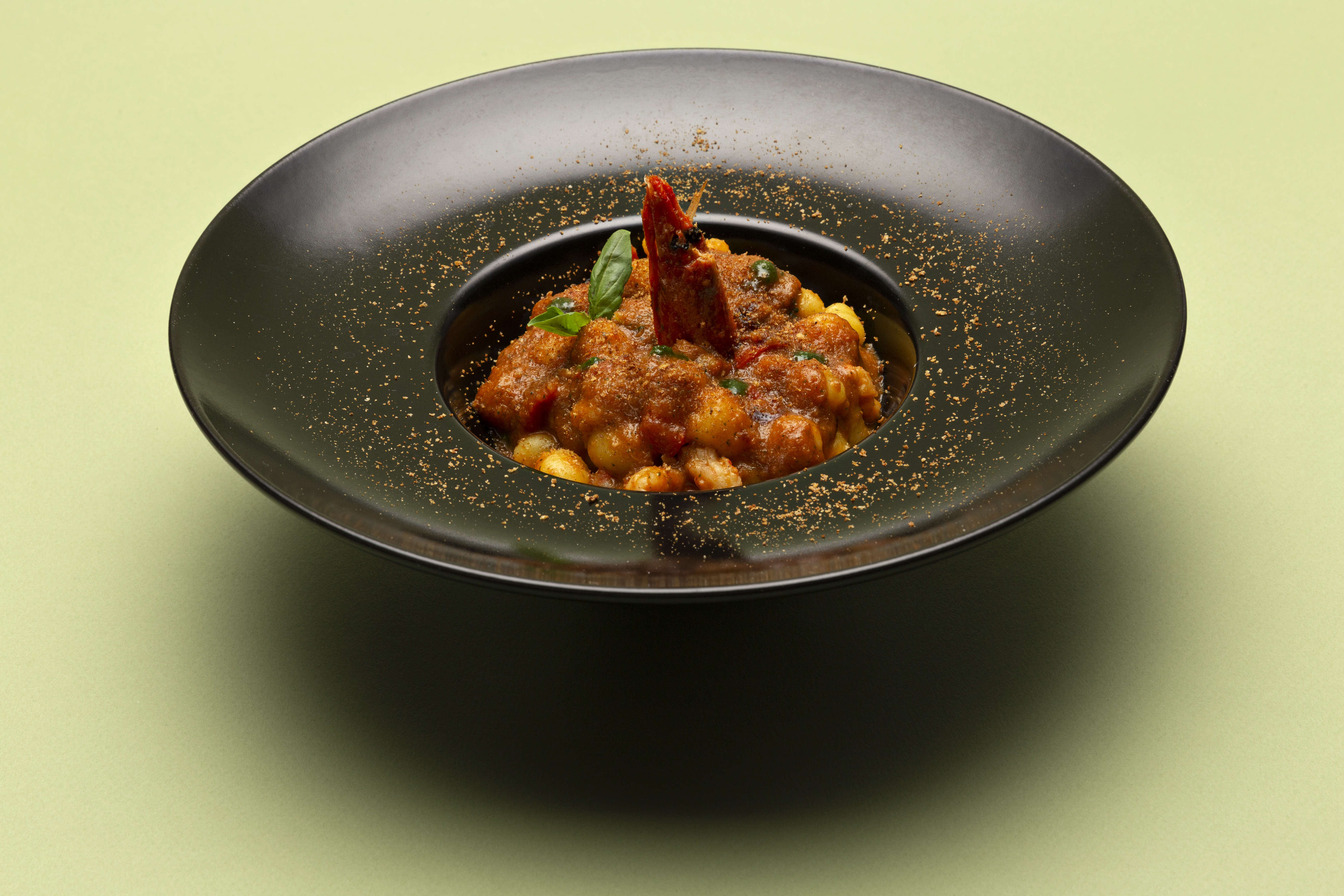 Gnocchetto con gambero rosso, ciliegino, broccoletto e mollica tostata