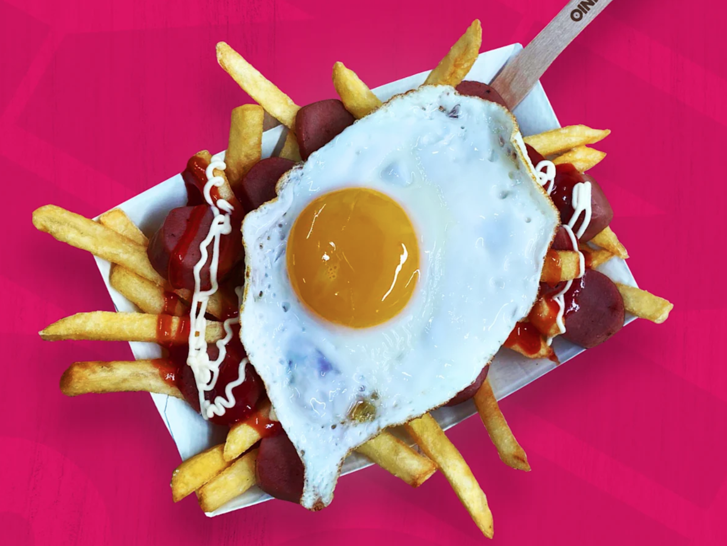 Salchipapas con huevo frito