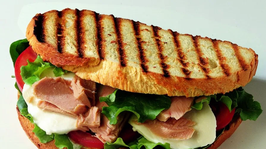 Panino tonno, mozzarella, formaggio, pomodoro, harissa