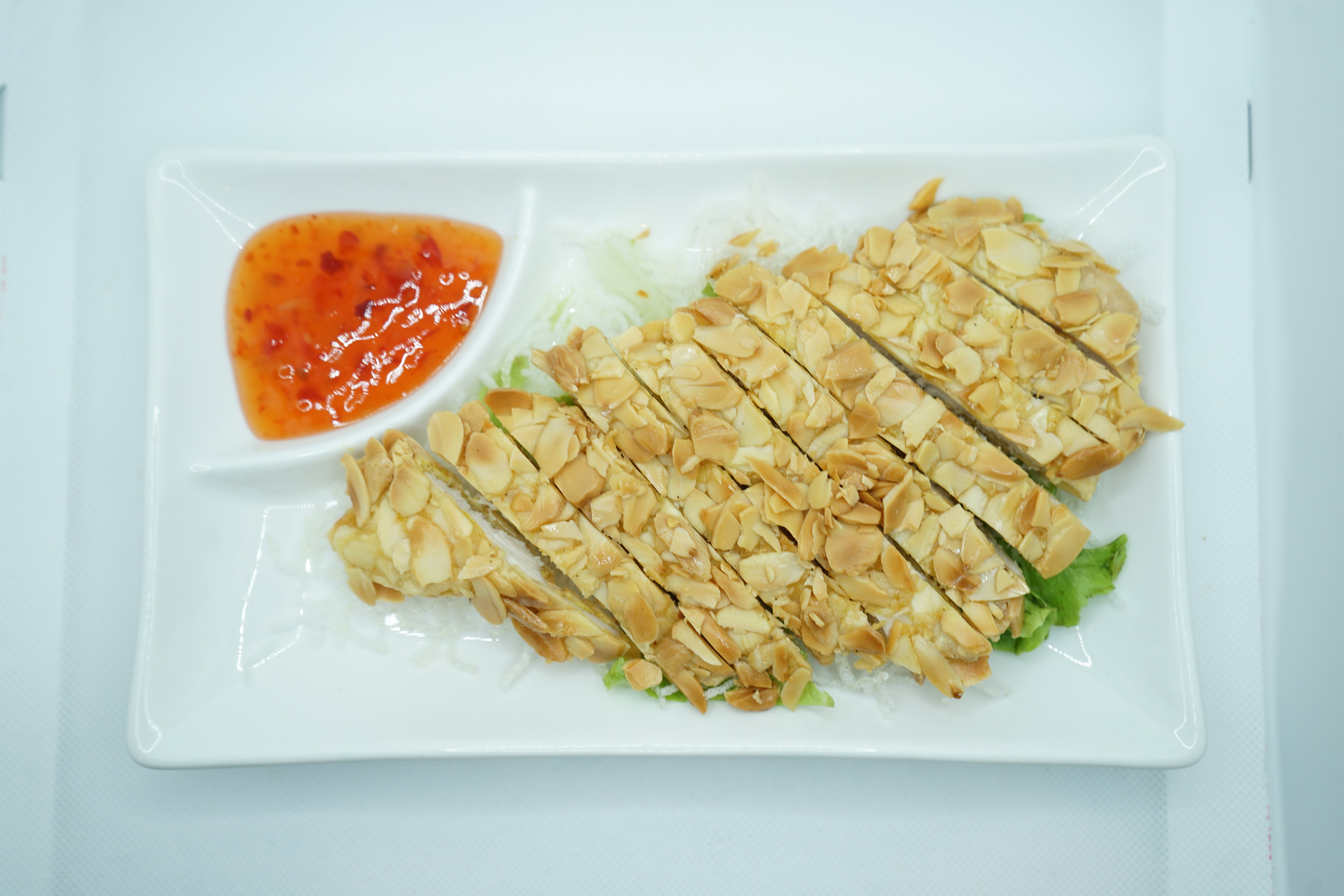 Pollo con mandorle fritto