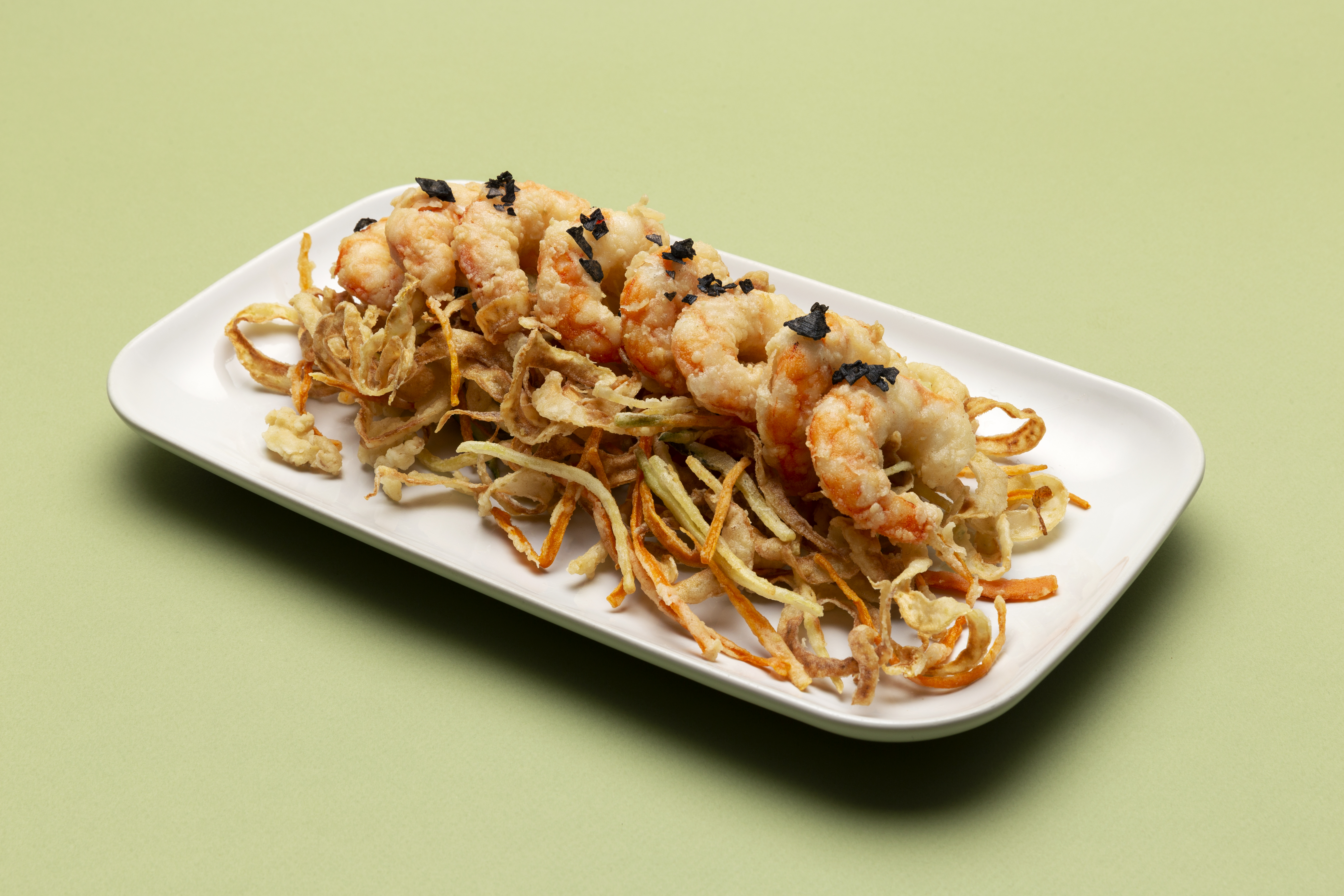 Fritto di gamberoni su letto di verdure in tempura