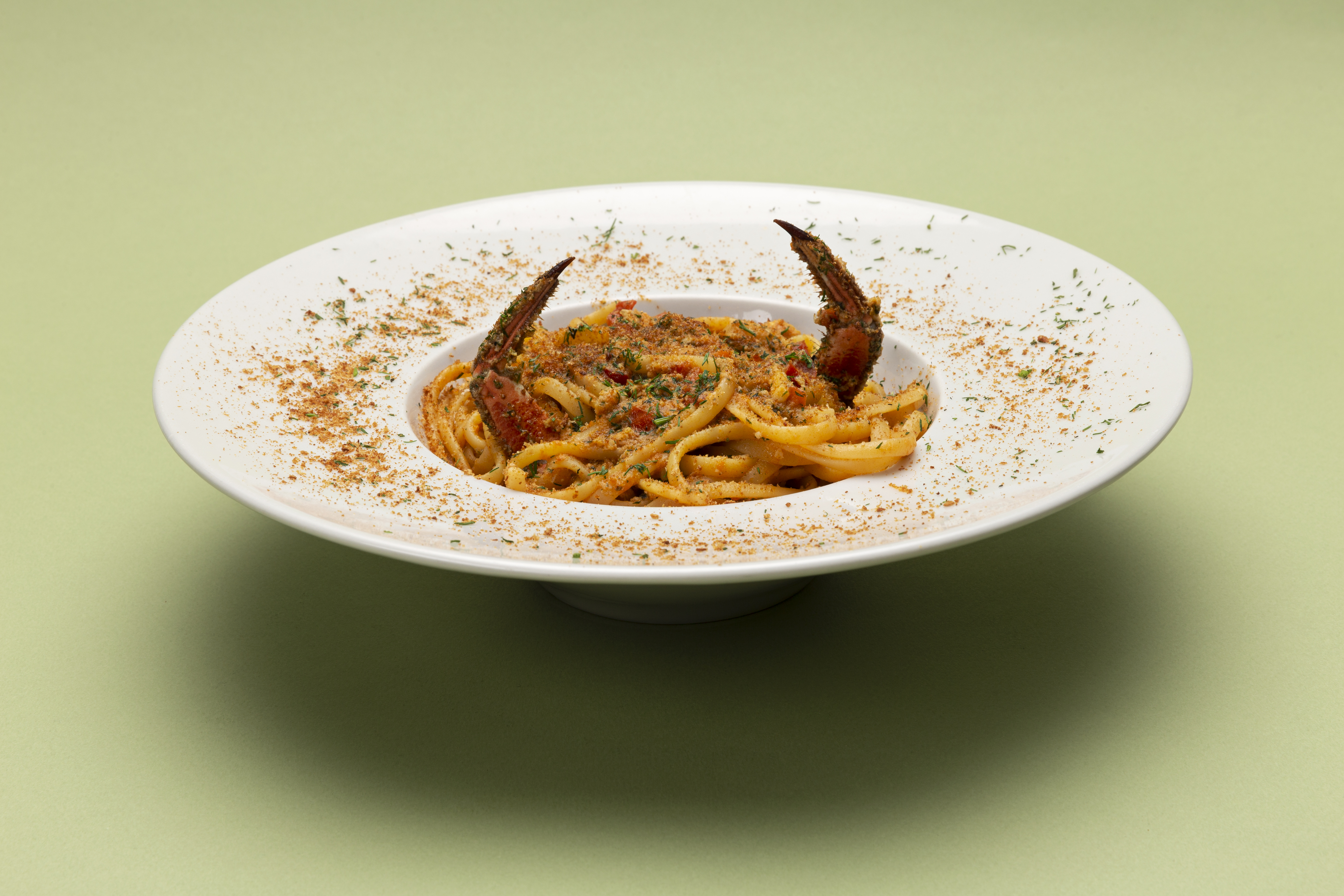 Linguine con granchio, pomodorino e finocchietto selvatico