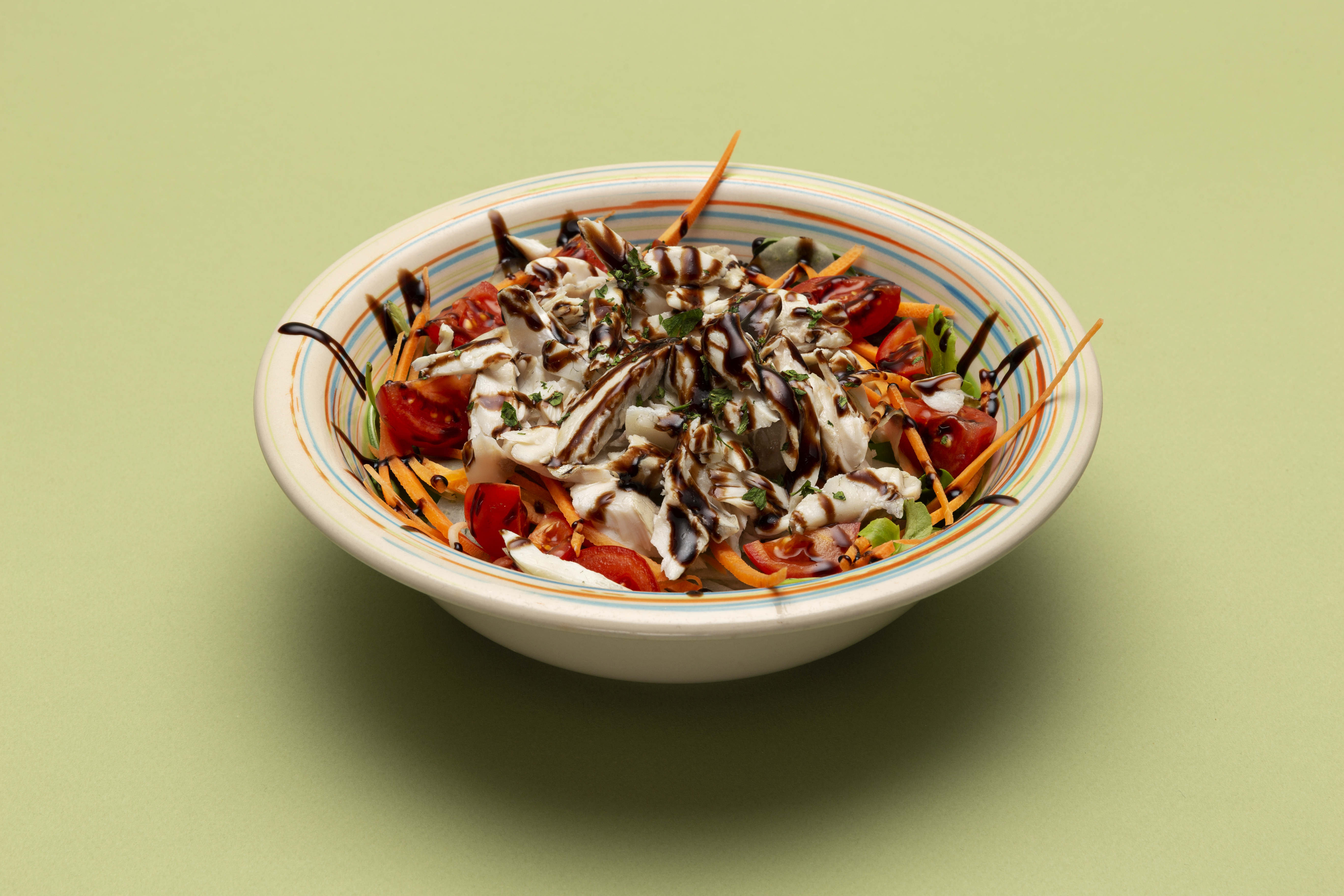 Sfilacci di spigola con insalata e riduzione di balsamico