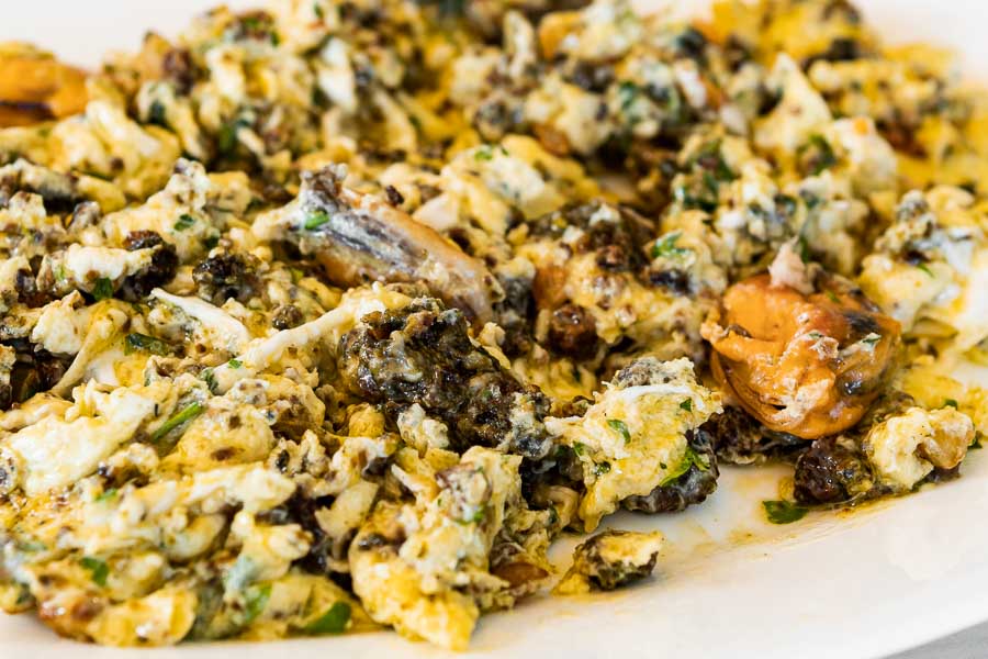 Revuelto de ortigas y langostinos