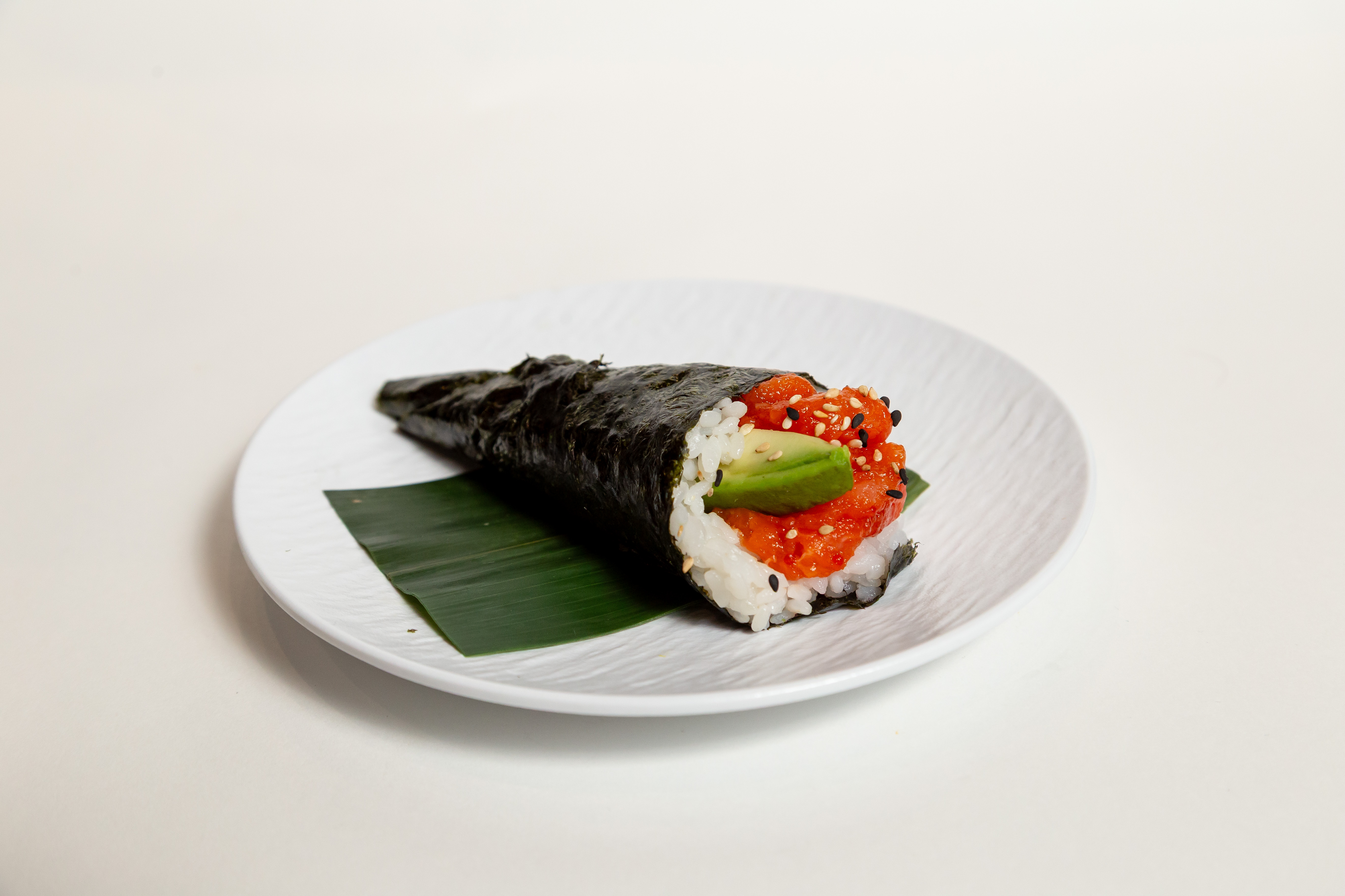 Temaki sake spicy