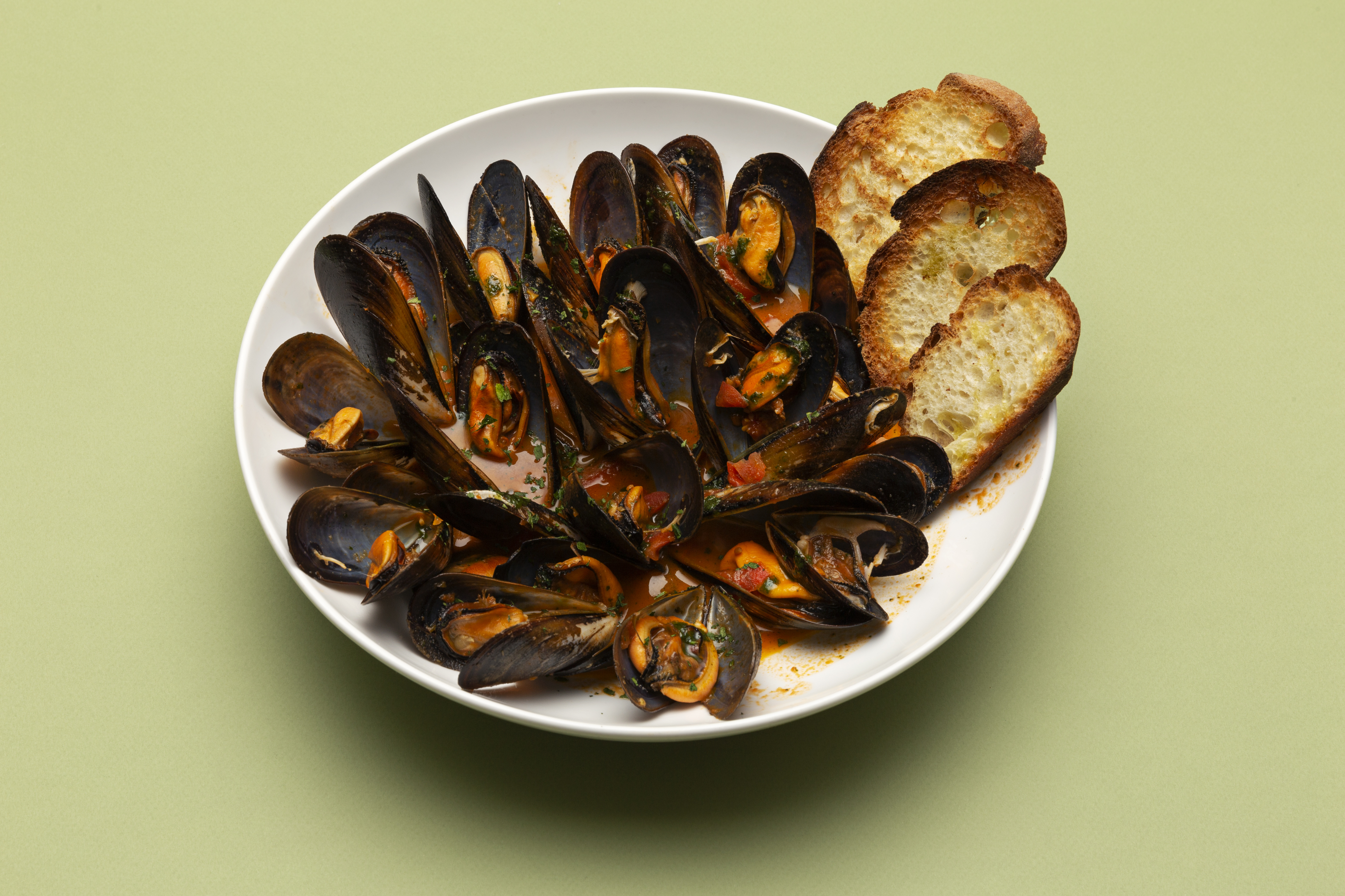 Zuppa di cozze con crostini caldi aromatizzati al rosmarino