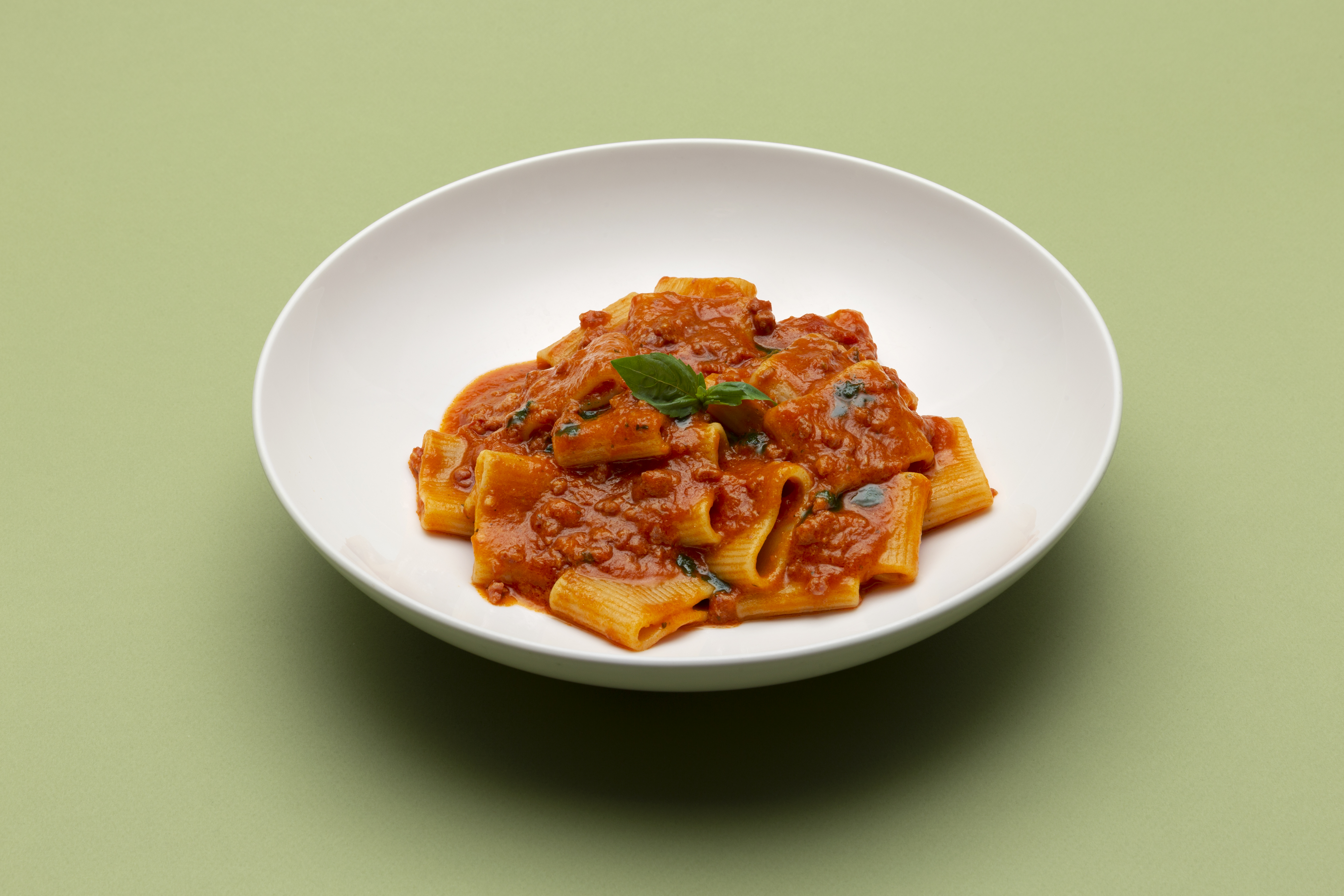 Pacchero con ragù di luganenga, pomodorino e basilico