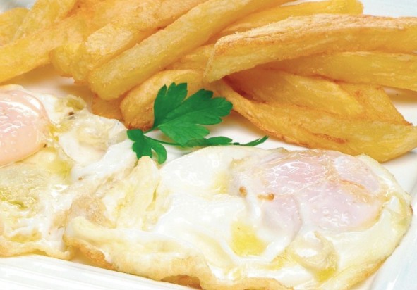Huevos fritos con papas fritas