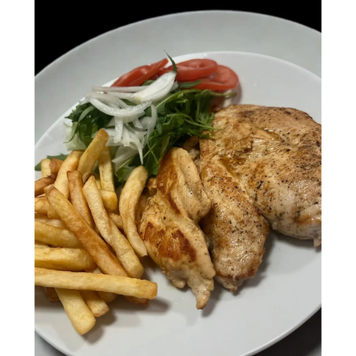 Milanesa de pollo a la plancha, patatas fritas y ensalada