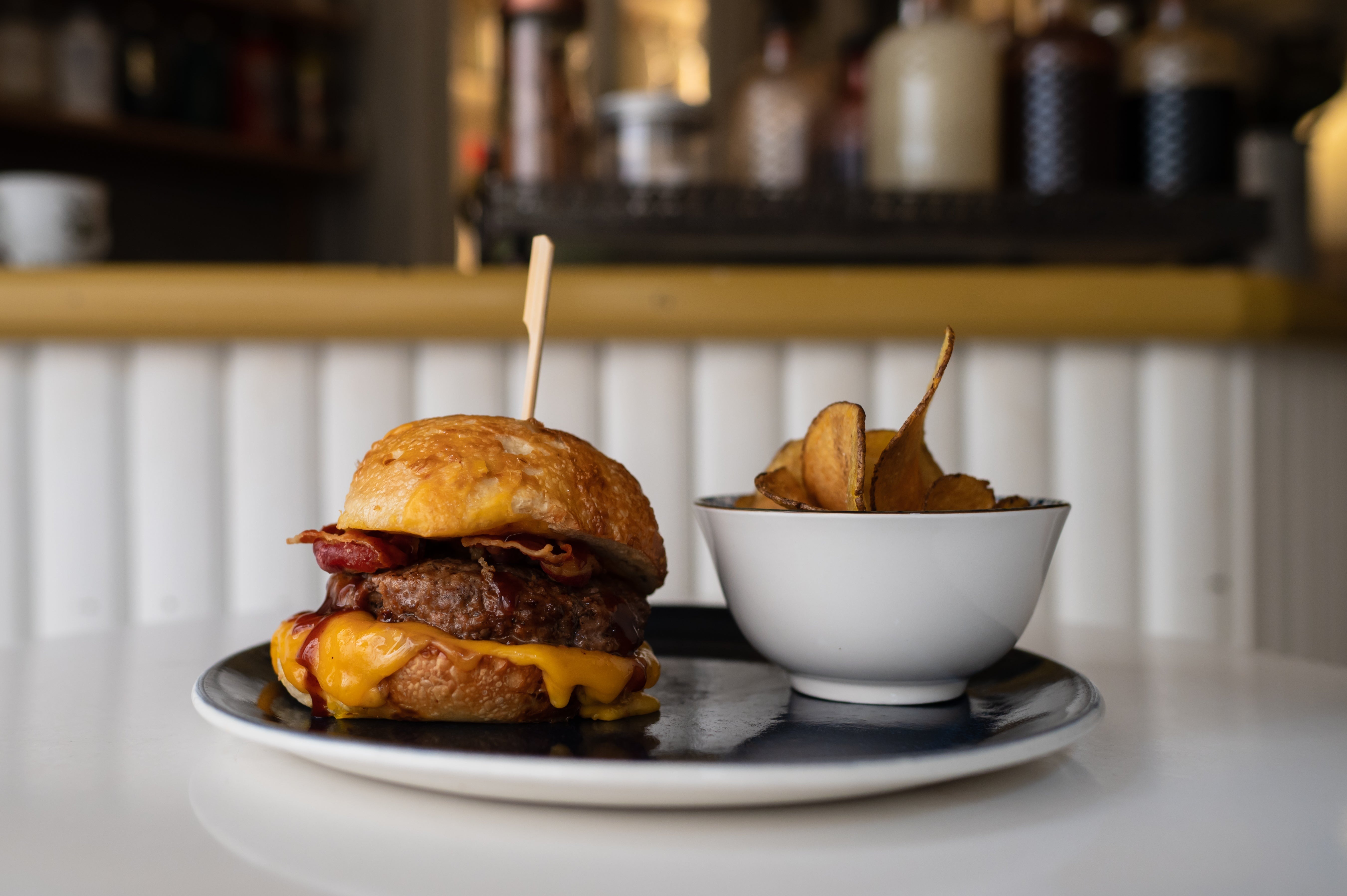 American burger con chips di patate comprese