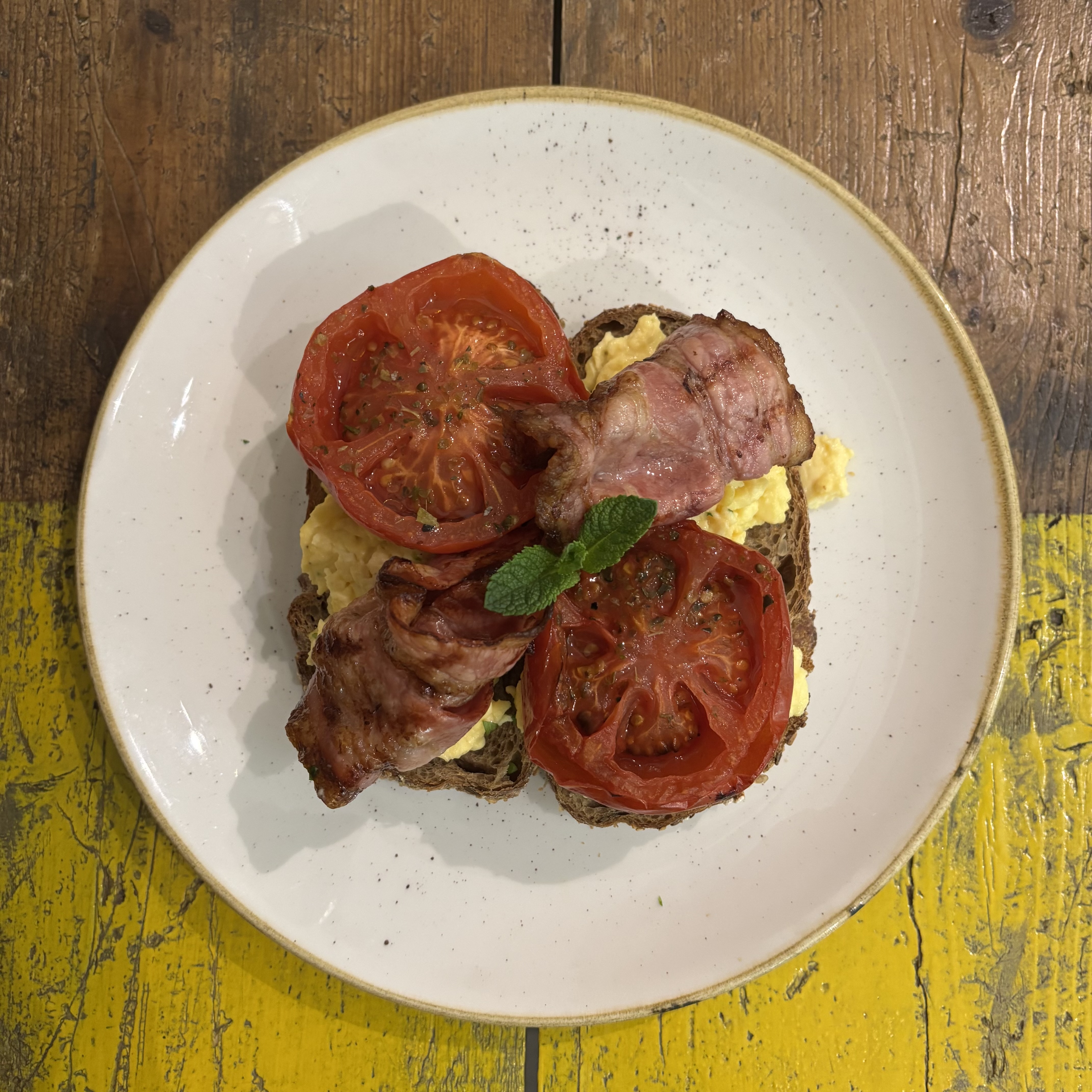 Ontoast bacon e pomodori