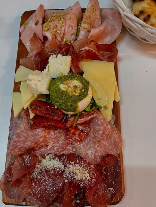 Tabla mixta de queso y embutidos y pan pizza