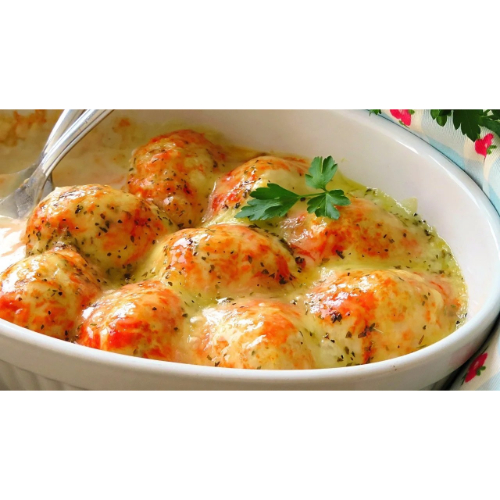 Huevos con bechamel patatas y ensalada