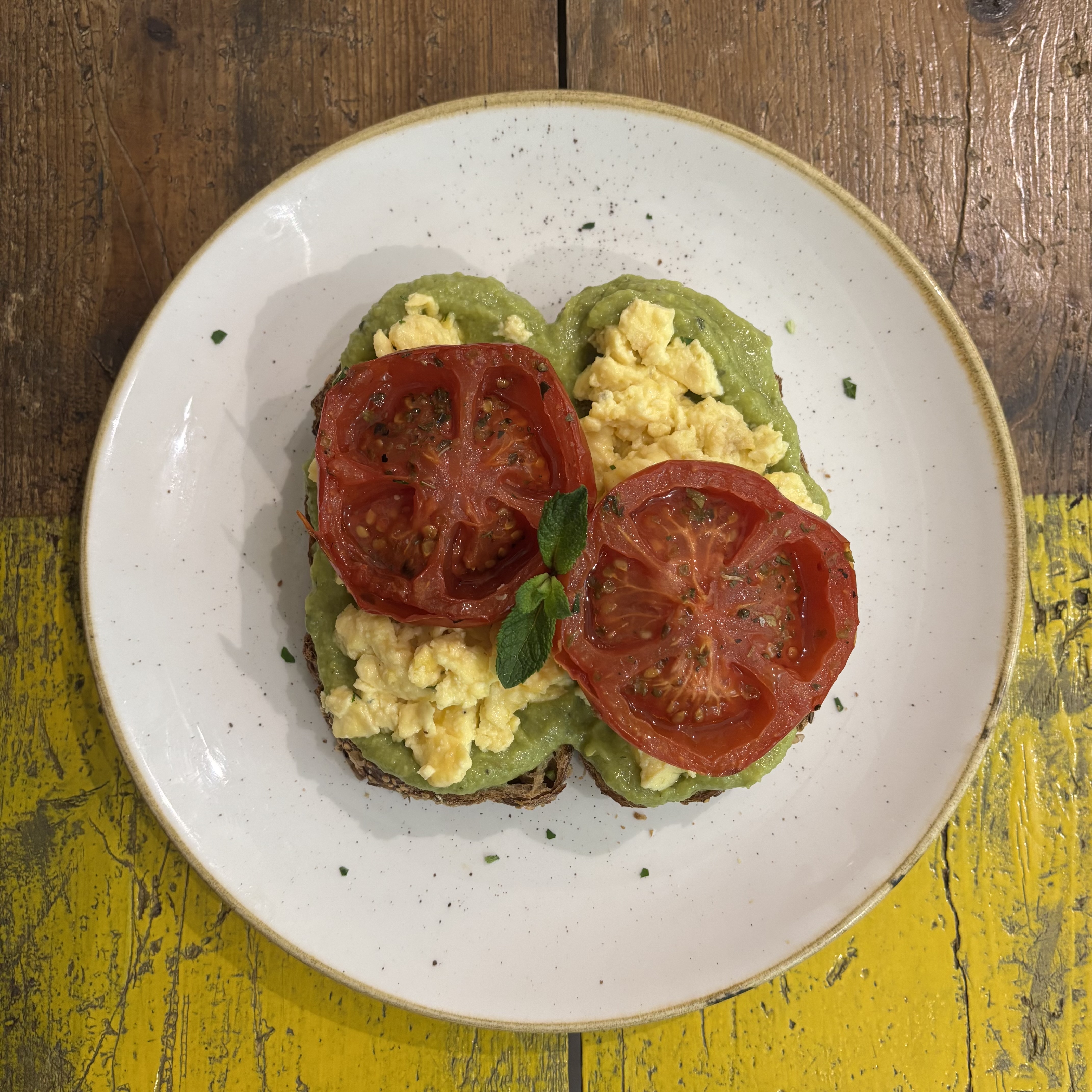 Ontoast avocado e pomodori