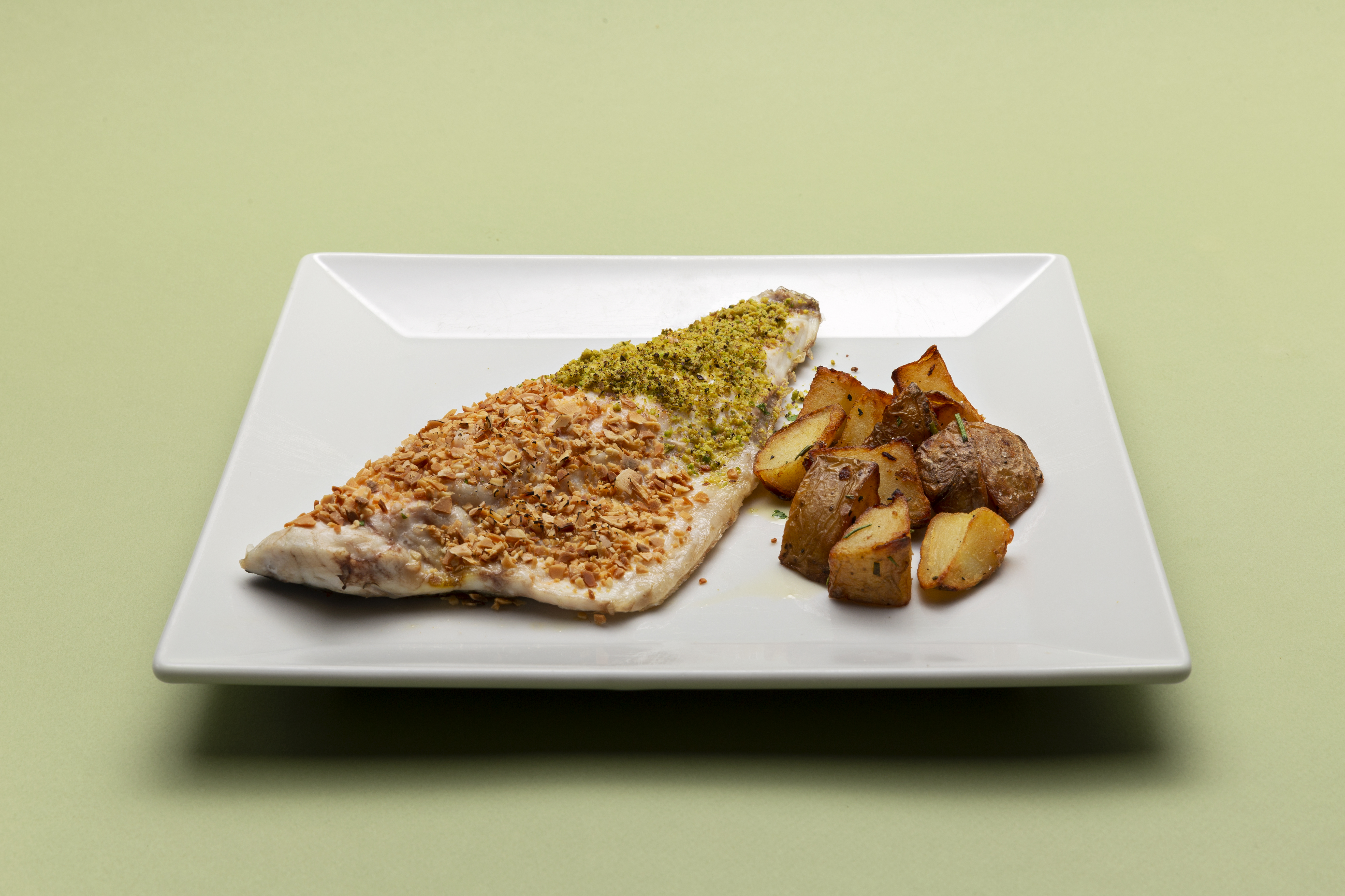Filetto di orata con mandorle e pistacchio