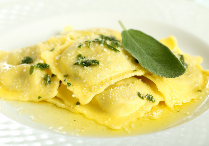 Ravioli ricotta e spinaci con burro e salvia